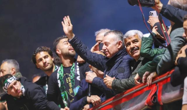 Başkan Büyükakın’a Kocaelispor taraftarlarından sevgi gösterisi