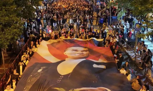 Binlerce Manisalı Festival kortejinde buluştu