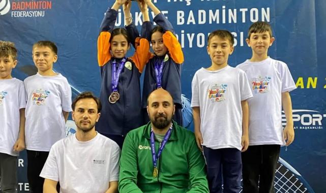 Bursa Osmangazi Belediyespor’un genç badmintoncuları göz doldurdu