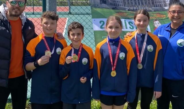 Bursa Osmangazi’nin genç raketleri kortta yıldızlaştı