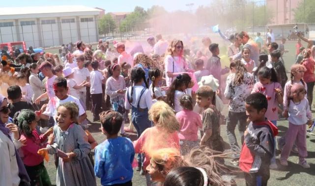 Çocukların festivalinde renkli görüntüler