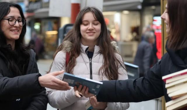 Cumhuriyet Bulvarı’nda kitap sürprizi
