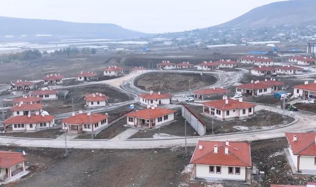 Deprem bölgesinde köy evleri teslim ediliyor