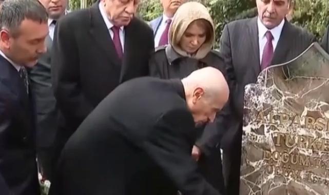Devlet Bahçeli, Türkeş’in kabrini ziyaret etti