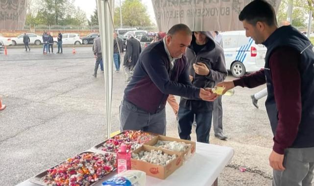 Diyarbakır’da mezarlık ziyaretinde bulunanlara ikram