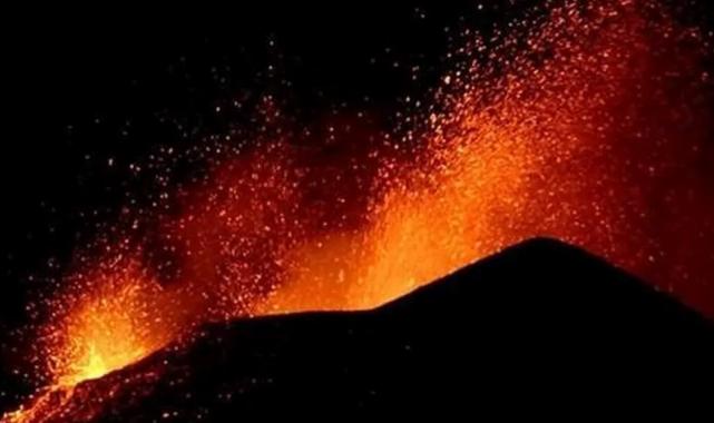 Etna Yanardağı yeniden faaliyette