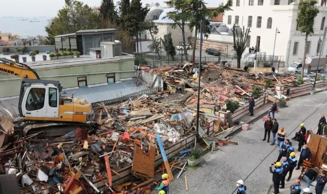 İstanbul Büyükşehir’den Sultanahmet’teki ruhsatsız yapıya yıkım