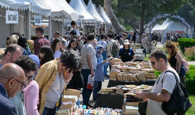 İZKİTAP hafta sonunda binlerce kitapseveri ağırladı