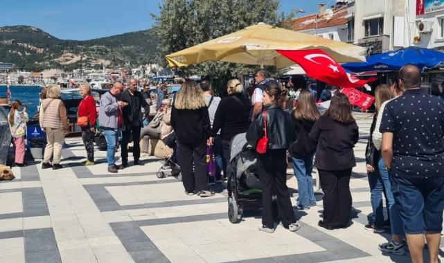 İzmir Foça’da Başbuğ Türkeş’e lokma hayrı