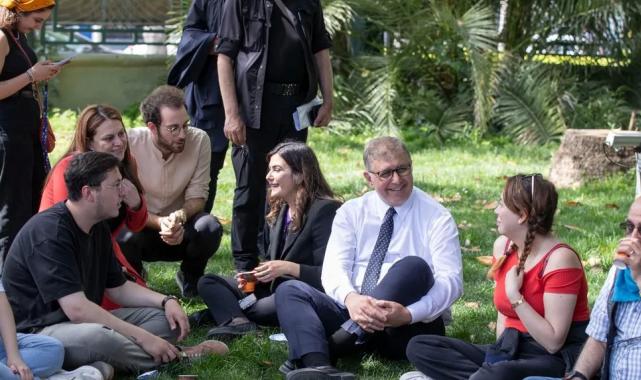 İzmir’de Başkan Tugay’dan gençlere destek