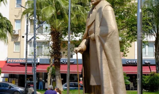 İzmir’de Narlıdere Belediyesi, Atatürk anıtı’nı bakıma aldı