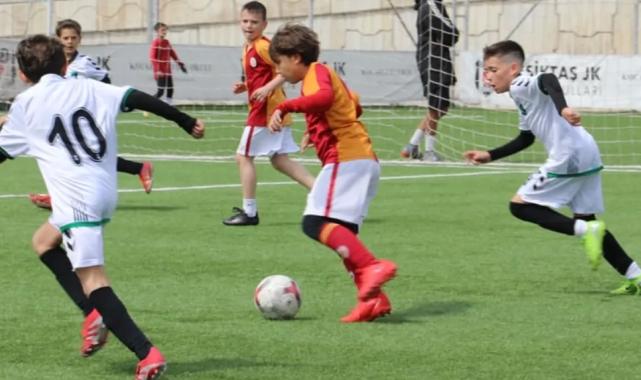 İzmit Belediyesi minik futbolculara bayramı yaşattı
