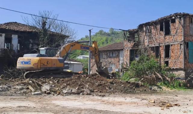 Kocaeli Gölcük’te riskli yapılar tek tek yıkılıyor