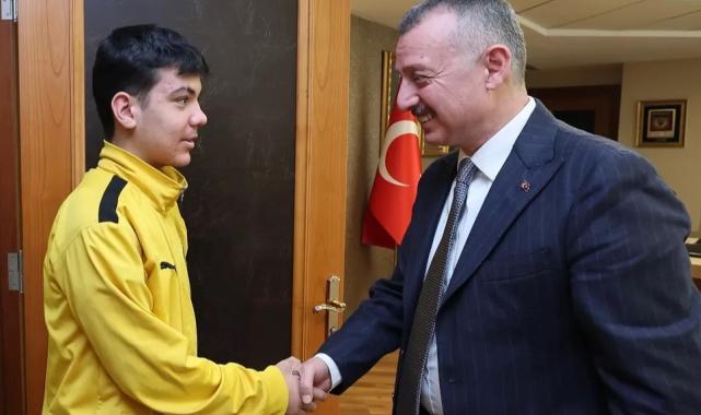 Kocaelisporlu Efe’den Başkan Büyükakın’a ziyaret