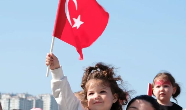 Milli İrade Meydanı çocukların neşesi ile cıvıl cıvıl