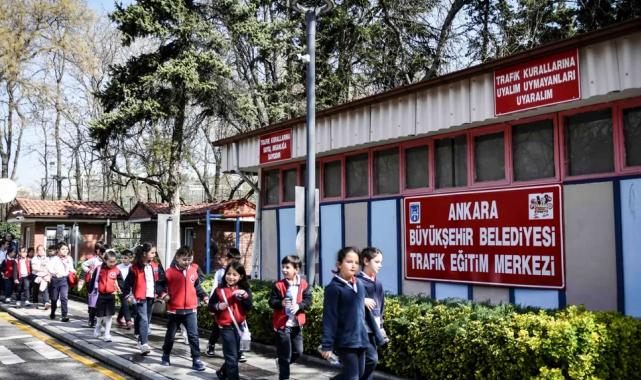 Minikler trafiği eğlenerek öğreniyor