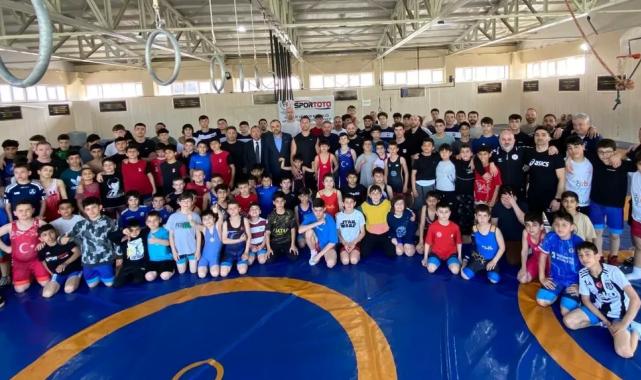 Sakarya Büyükşehir’den güreşçilere moral ziyareti