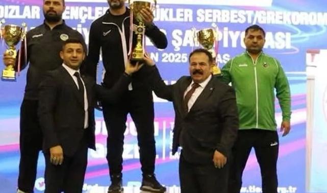 Sakarya’nın güreşçileri Sivas’ta şampiyon oldu