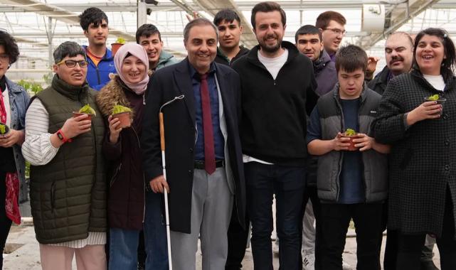 Seranın özel konukları çiçek dikti