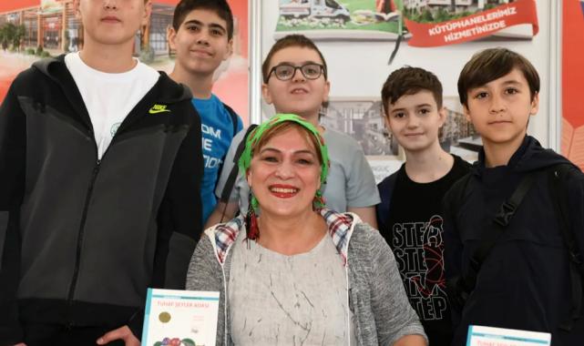 Yazar Halime Yıldız kitaplarını küçük okuyucuları için imzaladı