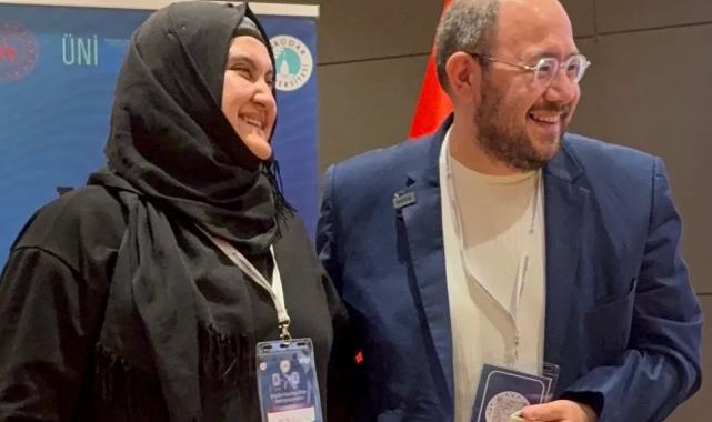 10 yıllık eşine sempozyumda sürpriz evlilik teklifi!