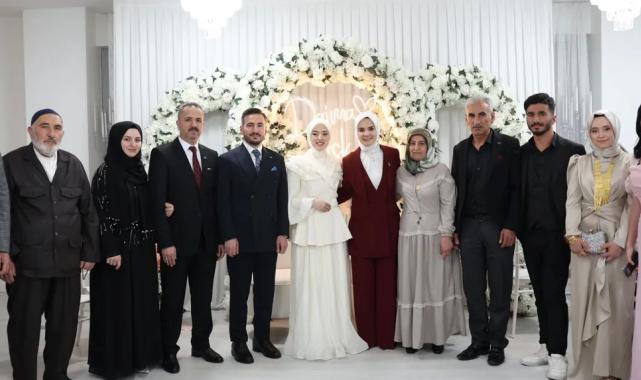 Bakan Göktaş, gence kız istedi!