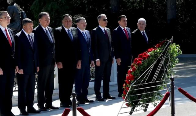 Bakan Yerlikaya’dan Bakü’de Aliyev’in kabrine ziyaret