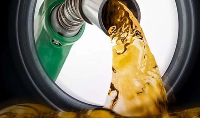 Benzin fiyatlarına 1,50 TL zam! Motorin yolda