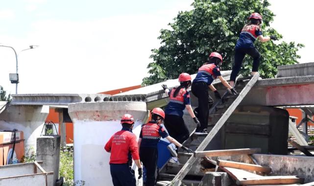 Bursa Osmangazi’de liselilerden nefes kesen tatbikat
