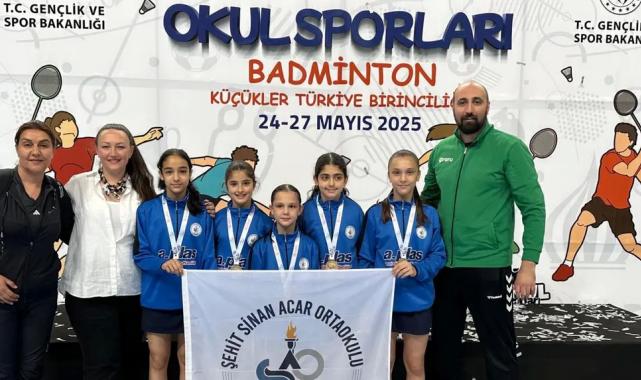 Bursa Osmangazili badmintonculardan namağlup şampiyonluk