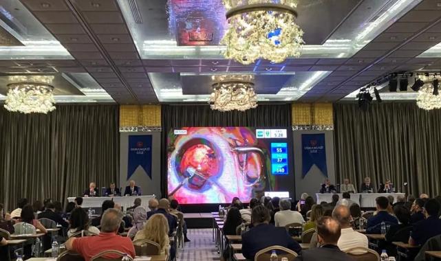 Bursa’da göz cerrahlarından canlı ameliyat