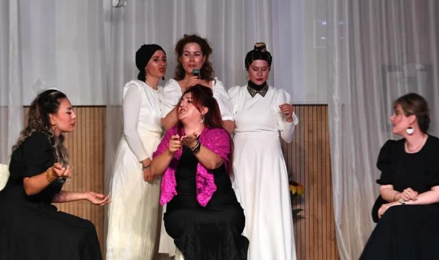 Bursa’da Osmangazili kadınlar Kozalar oyunu ile izleyici karşısında