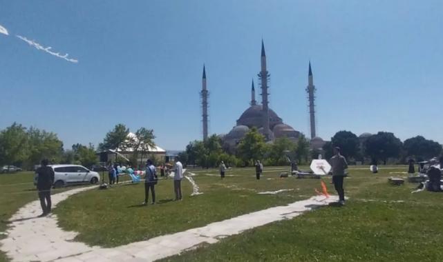 Bursa’dan Filistin ve Doğu Türkistan’a uçurtmalı destek