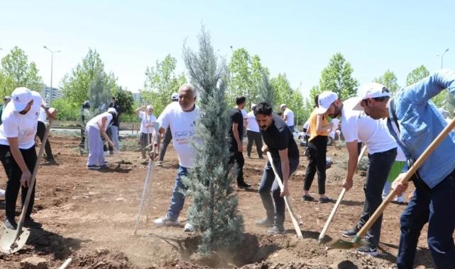 Diyarbakır’da engelliler fidan dikerek geleceğe nefes oldu