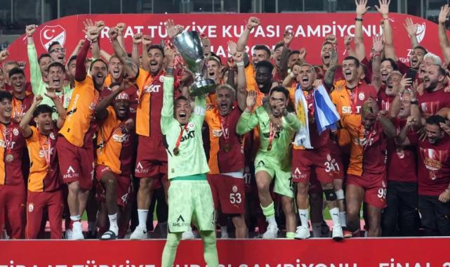 Galatasaray, kupayı coşkuyla kaldırdı!