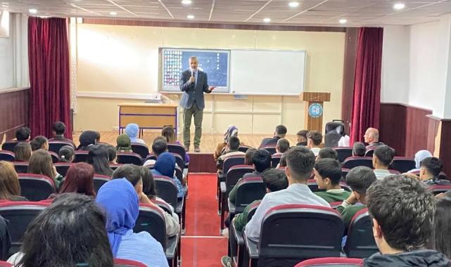 Gazeteci Yazar Metin Özmen 150. konferansını Bitlis’te verdi