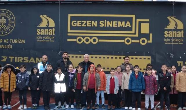 Gezen Sinema yüzlerce durağın heyecanı oldu… Sinemanın rotası Başkent’ten Doğu’ya oldu
