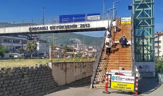 Gölcük’teki üst geçitlerde bakım ve onarım çalışması