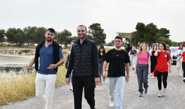 İzmir Çiğli’de gençlik Atatürk için yürüdü