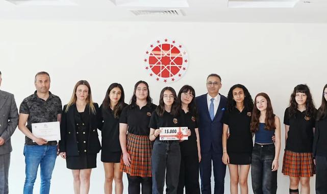 İzmir’de 400 öğrenci gazetecilikle ‘Yarınlara İz Bırak’tı