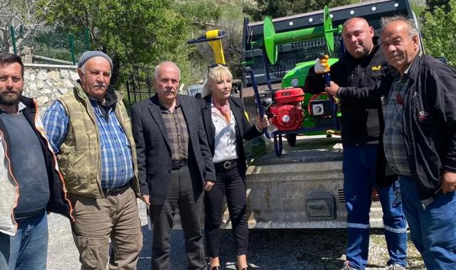 İzmir’de çiftçilere destek: İlaçlama makinesi hediye edildi