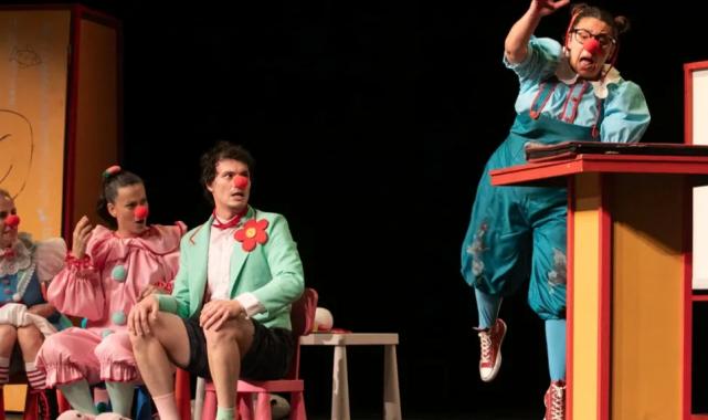 İzmir’de ‘Soytarılar Okulu’ sahnelendi