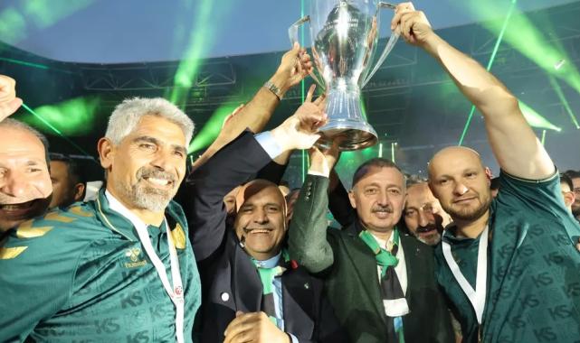 Kocaeli şampiyonluk kupasını kaldırdı!