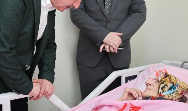 Kocaeli’de Başkan Büyükakın, Anneler Günü’nde şehit ailesi ve huzurevine gitti