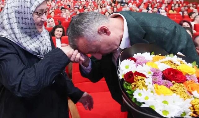 Kocaeli’de Başkan Büyükakın’dan annesine çiçekli kutlama