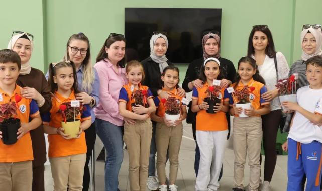 Konya’da çocuklar çiçekleri annelerine hediye etti