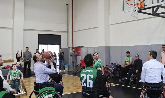 Konya’da tekerlekli sandalyede pota heyecanı