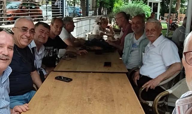 Lise arkadaşları 42 yıl sonra bir araya geldi