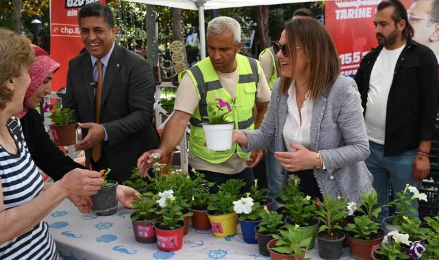 Manisalı annelere binlerce çiçek dağıtıldı