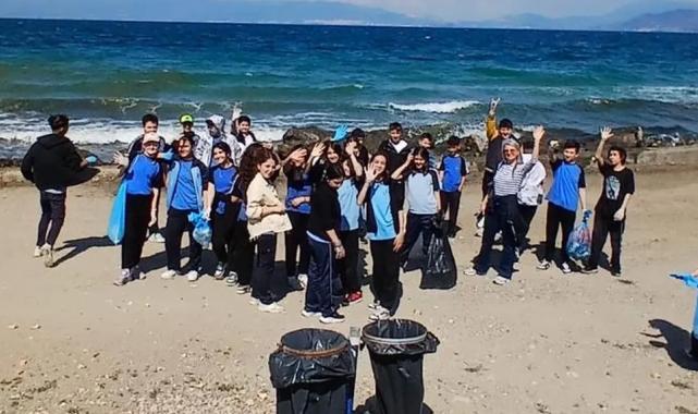 Mudanya’da ortaokul öğrencilerinden sahil temizliği